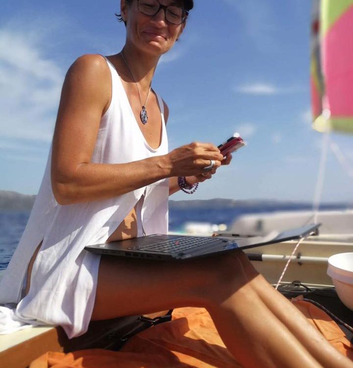 Céline Neyman, expert-comptable travaille sur un bateau